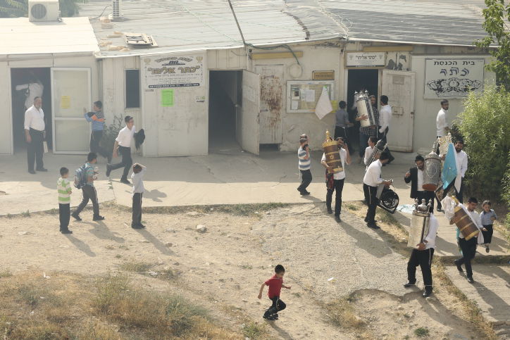 פאניקה מול הלהבות: צפו בפינוי בית הכנסת