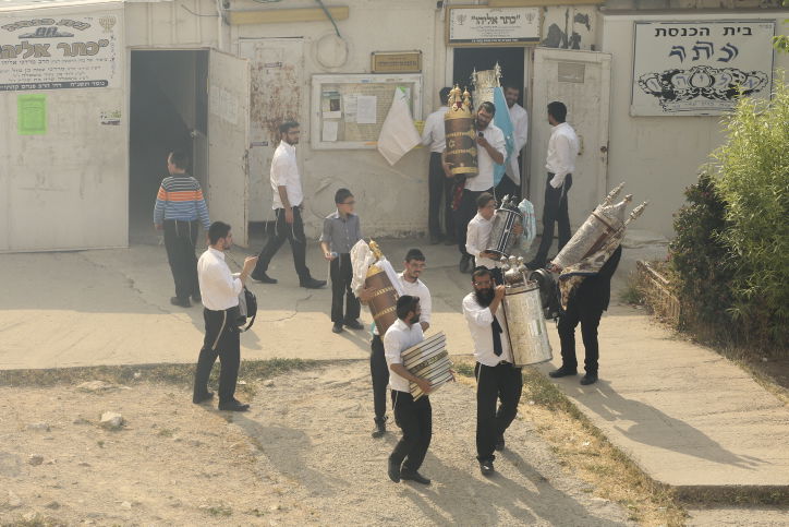 פאניקה מול הלהבות: צפו בפינוי בית הכנסת