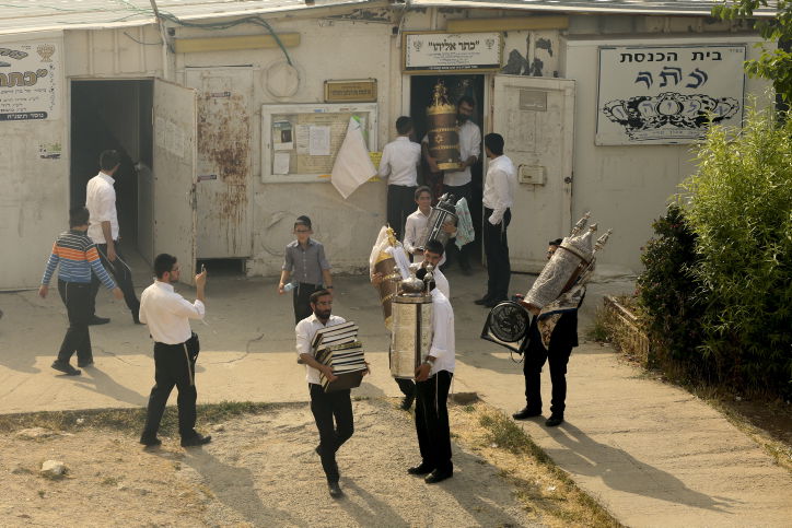 פאניקה מול הלהבות: צפו בפינוי בית הכנסת
