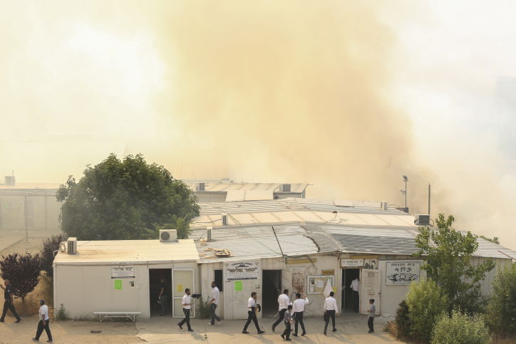 פאניקה מול הלהבות: צפו בפינוי בית הכנסת