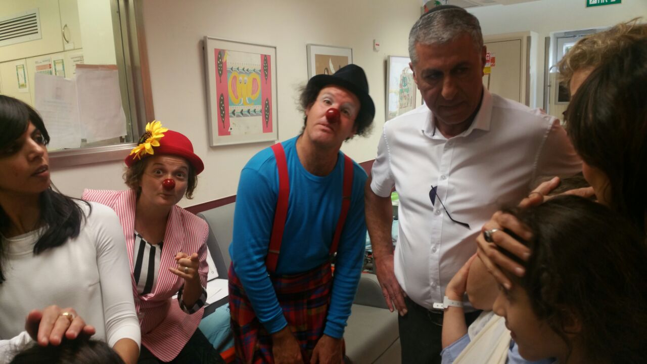 ראש מועצת גבעת זאב ביקר את הילדות שהתהפכו עם המיניבוס