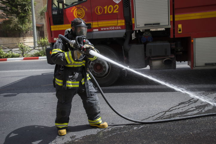 חומר כימי לא מזוהה נשפך ברחוב, התושבים הסתגרו בבתים