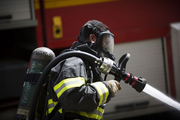 חומר כימי לא מזוהה נשפך ברחוב, התושבים הסתגרו בבתים