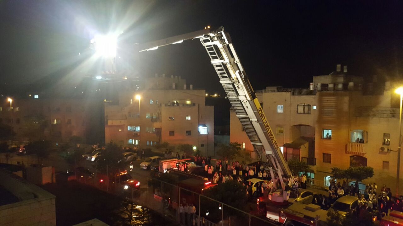 צפו: הכבאים הצילו את התפילין מהישיבה הבוערת