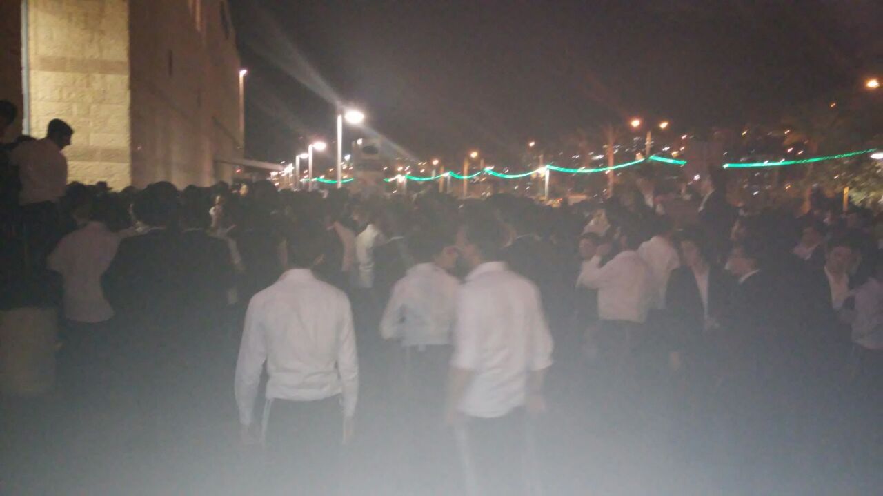 הרב אמנון יצחק הגיע למסור הרצאה, בחורי ישיבות הפגינו מולו