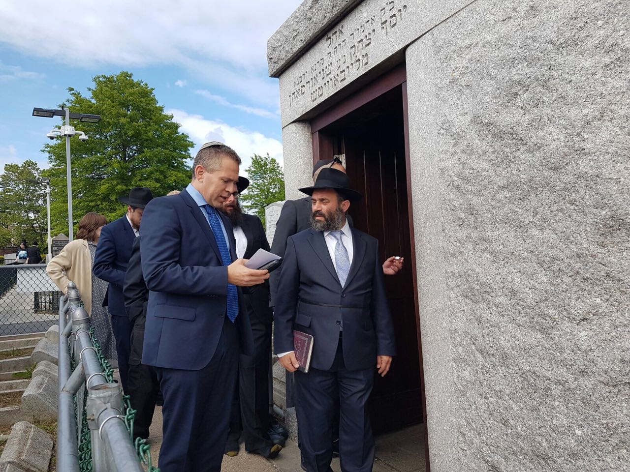 כשהשר גלעד ארדן חלץ את הנעליים • תיעוד