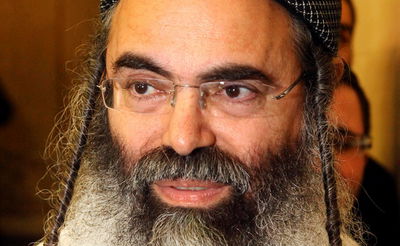 הרב אמנון יצחק הגיע למסור הרצאה, בחורי ישיבות הפגינו מולו