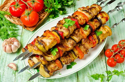 שיפודי עוף במרינדה עם ירקות