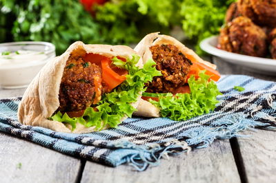 פלאפל ביתי אמיתי - התוספות עליכם