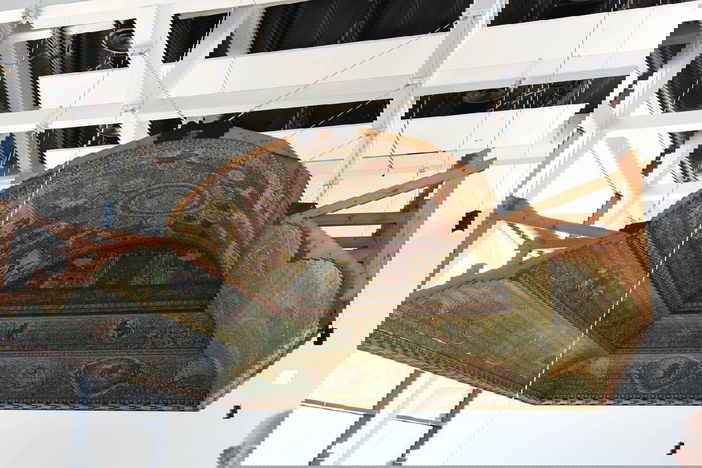 חיקוי של גג בתי הכנסת בפולין ע"י אומנים אמריקאים לפני כ-38 שנה.