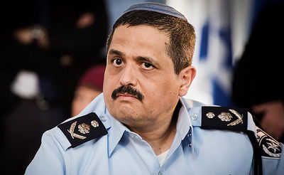 מפכ"ל המשטרה רקד במחנה ההשמדה עם ספר תורה - והשמאל יצא מכליו