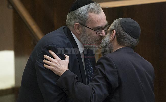בחיבוקים ונשיקות • יעקב אשר ויהודה גליק התקבלו בכנסת
