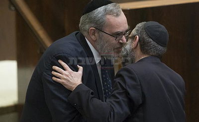 בחיבוקים ונשיקות • יעקב אשר ויהודה גליק התקבלו בכנסת