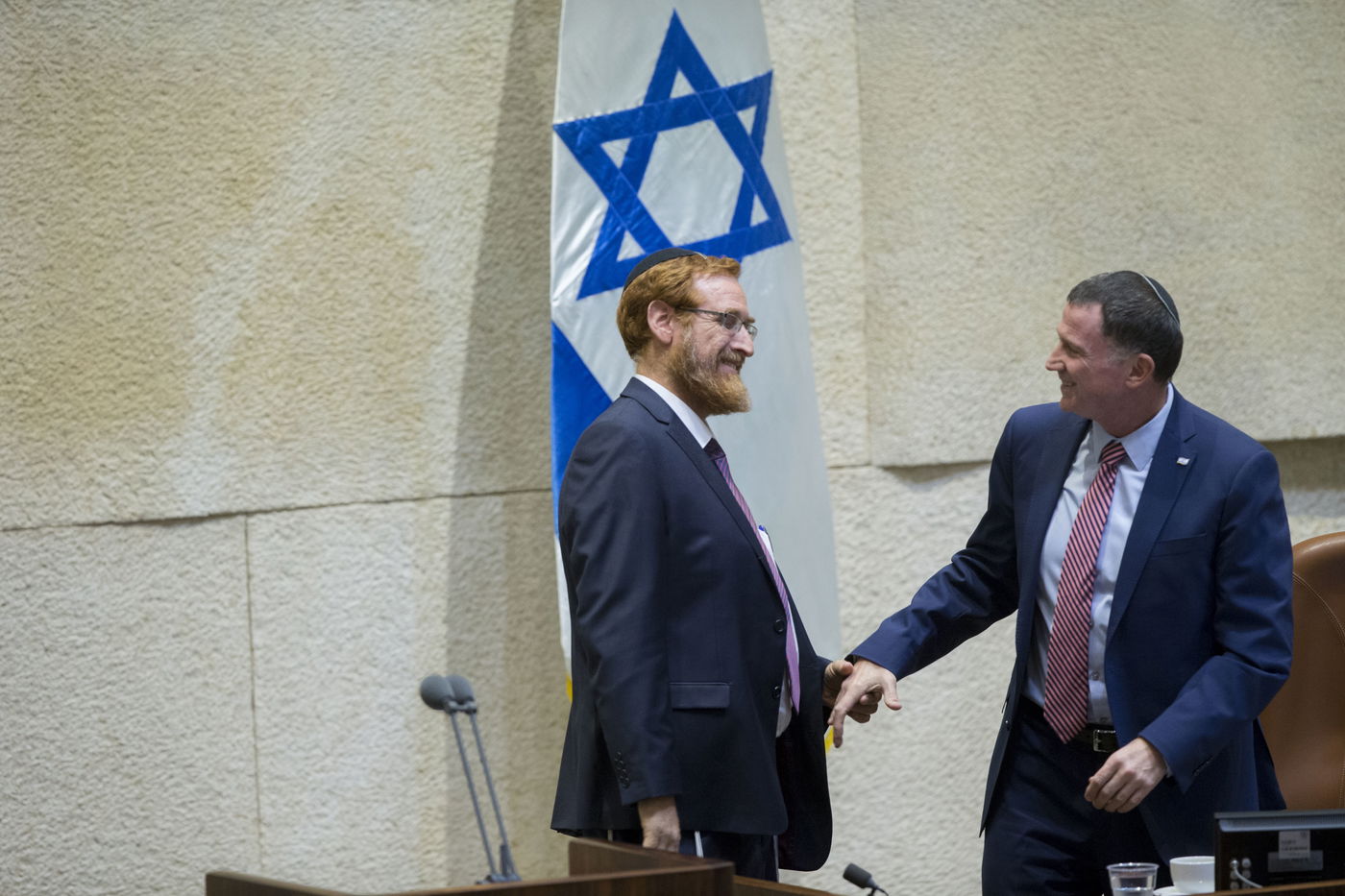 בחיבוקים ונשיקות • יעקב אשר ויהודה גליק התקבלו בכנסת