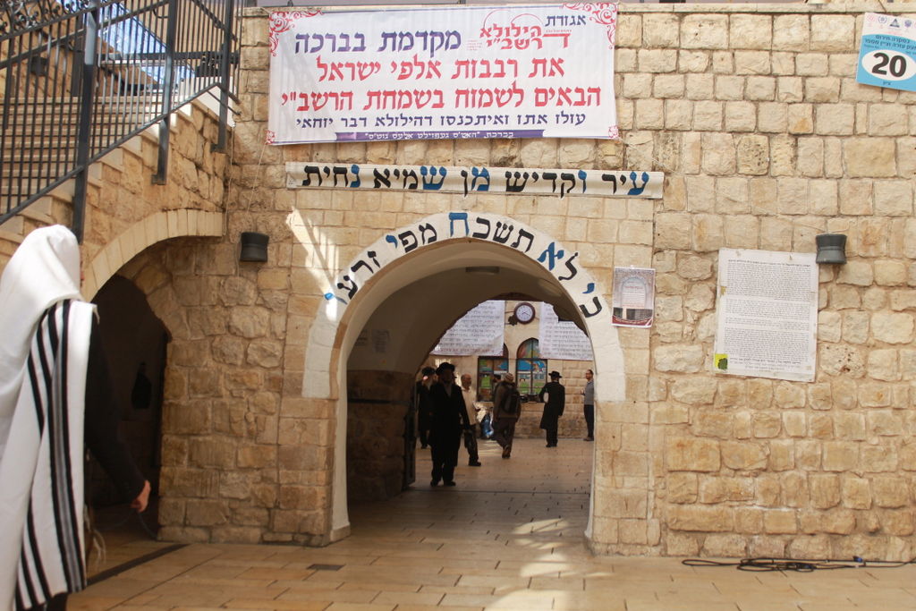 רגע לפני הרבבות: 'שחרית' בציון הרשב"י