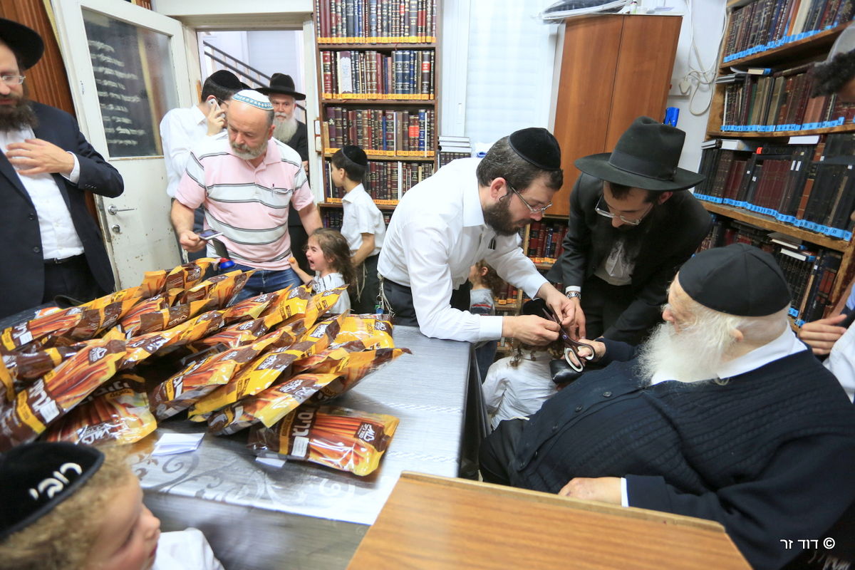 גלריה: הילדים שזכו לחלאקה אצל שר התורה