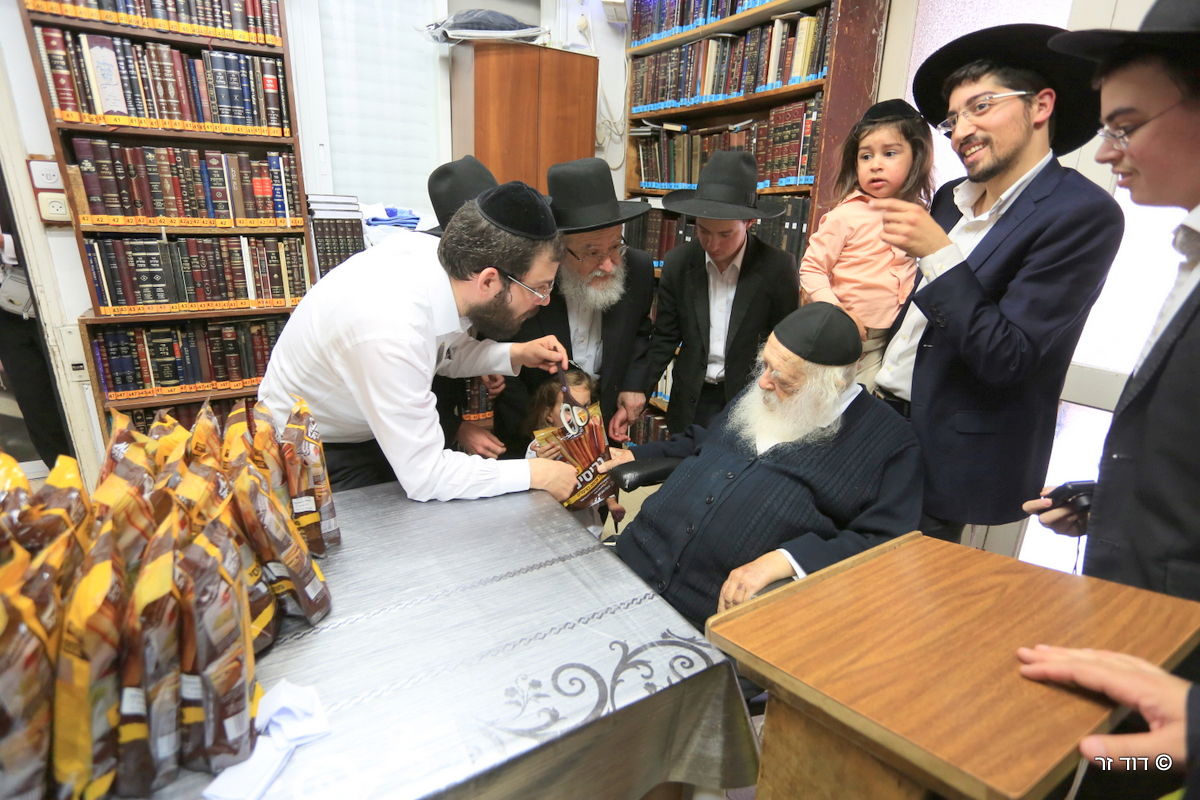 גלריה: הילדים שזכו לחלאקה אצל שר התורה