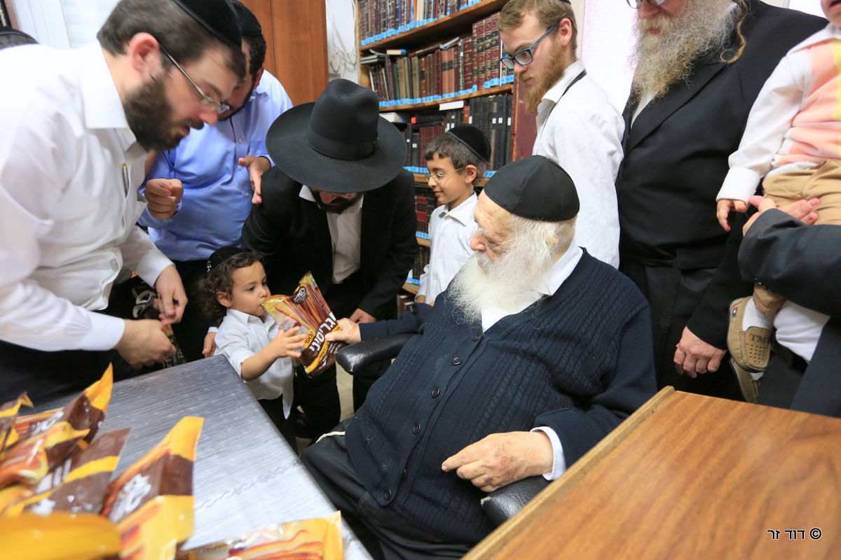 גלריה: הילדים שזכו לחלאקה אצל שר התורה