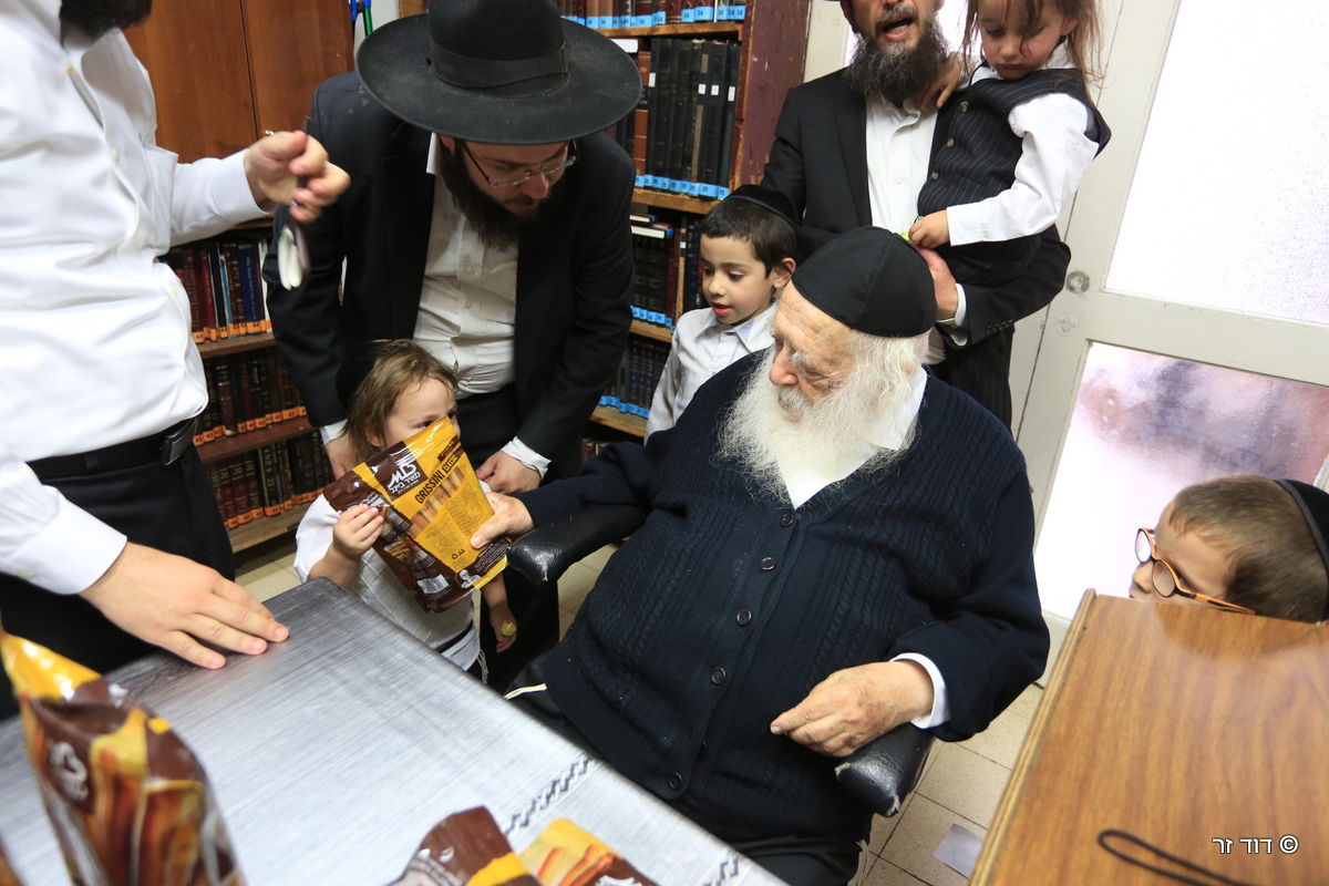 גלריה: הילדים שזכו לחלאקה אצל שר התורה