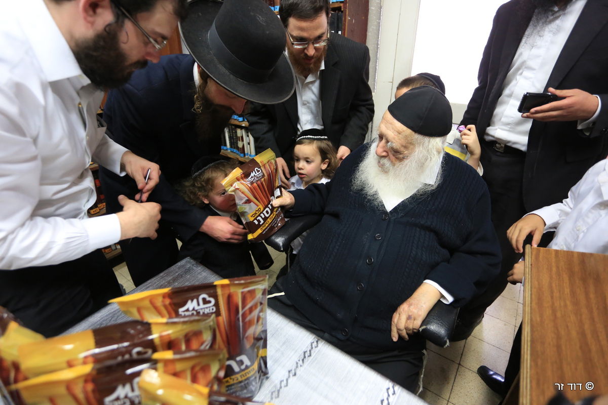 גלריה: הילדים שזכו לחלאקה אצל שר התורה