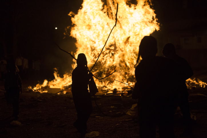 מאה שערים בערה עם מדורות ל"ג בעומר • צפו