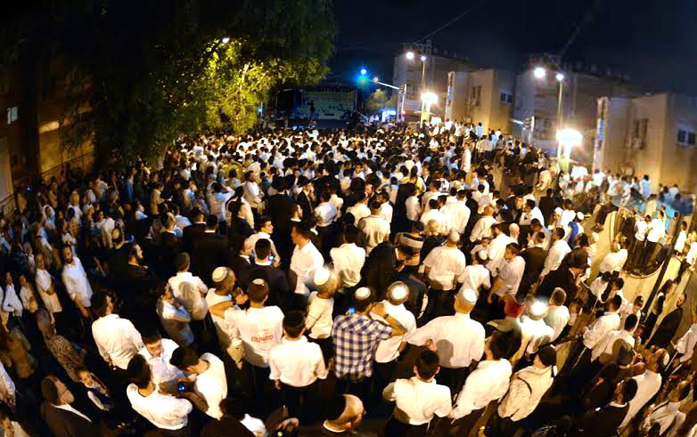 אלפים בהדלקת ל"ג בעומר בחסידות מישקולץ בפתח תקוה