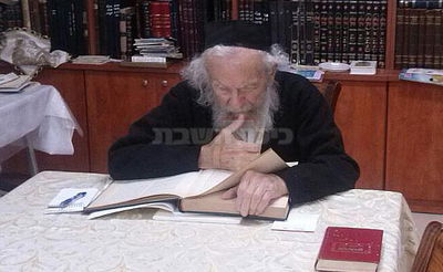 רבי יעקב אדלשטיין שוקד על תלמודו, הבוקר