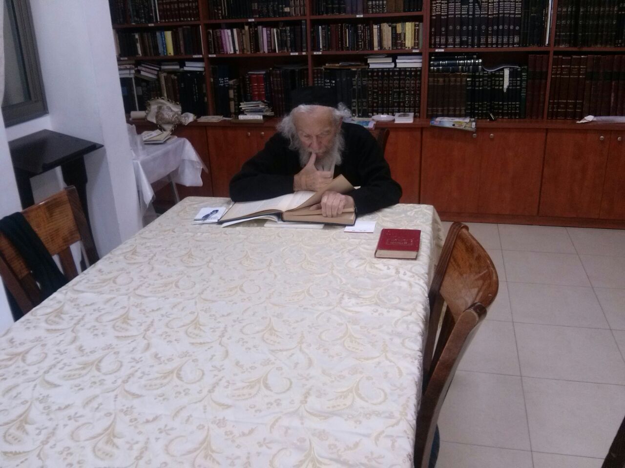 הגאון רבי יעקב אדלשטיין שב לביתו ומיד שקד על תלמודו