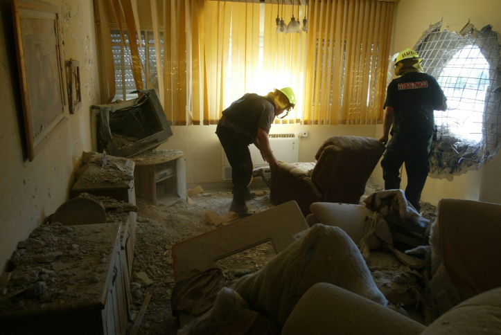 בית שנפגע מטיל. ארכיון