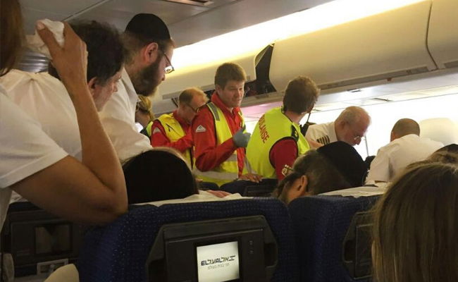 קידוש השם: חרדי הציל חיי נוסע במהלך טיסה