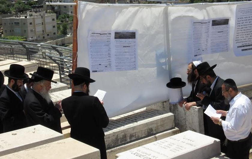 מתפללים בציון המהרש''א אלפנדרי זיע''א, היום