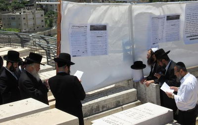 מתפללים בציון המהרש''א אלפנדרי זיע''א, היום