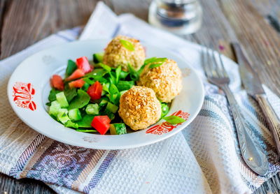 כדורי טונה פיקנטיים בציפוי שומשום