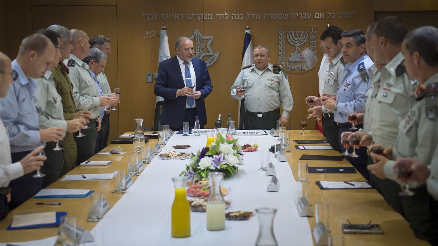 ליברמן שובר שמאלה: "שלמות העם חשובה משלמות הארץ"