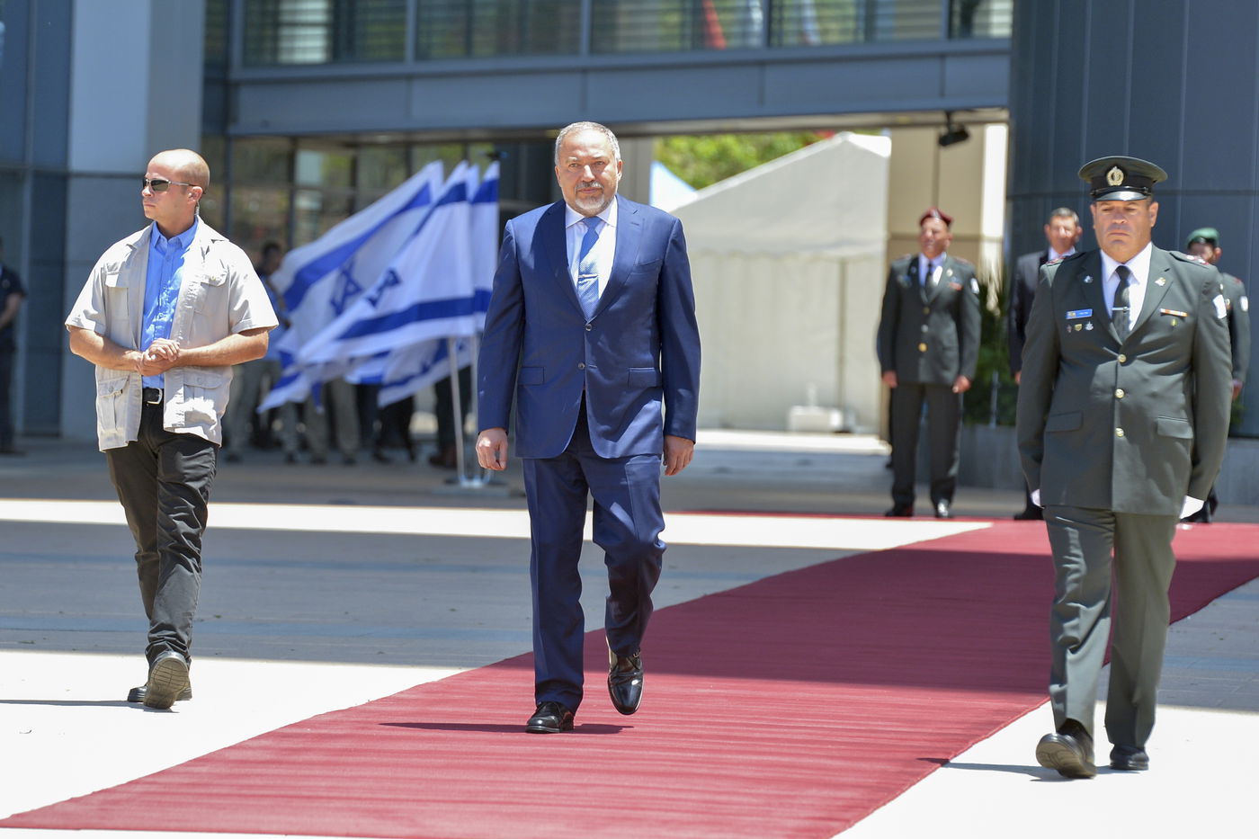איווט ליברמן נכנס לתפקידו במשרד הביטחון