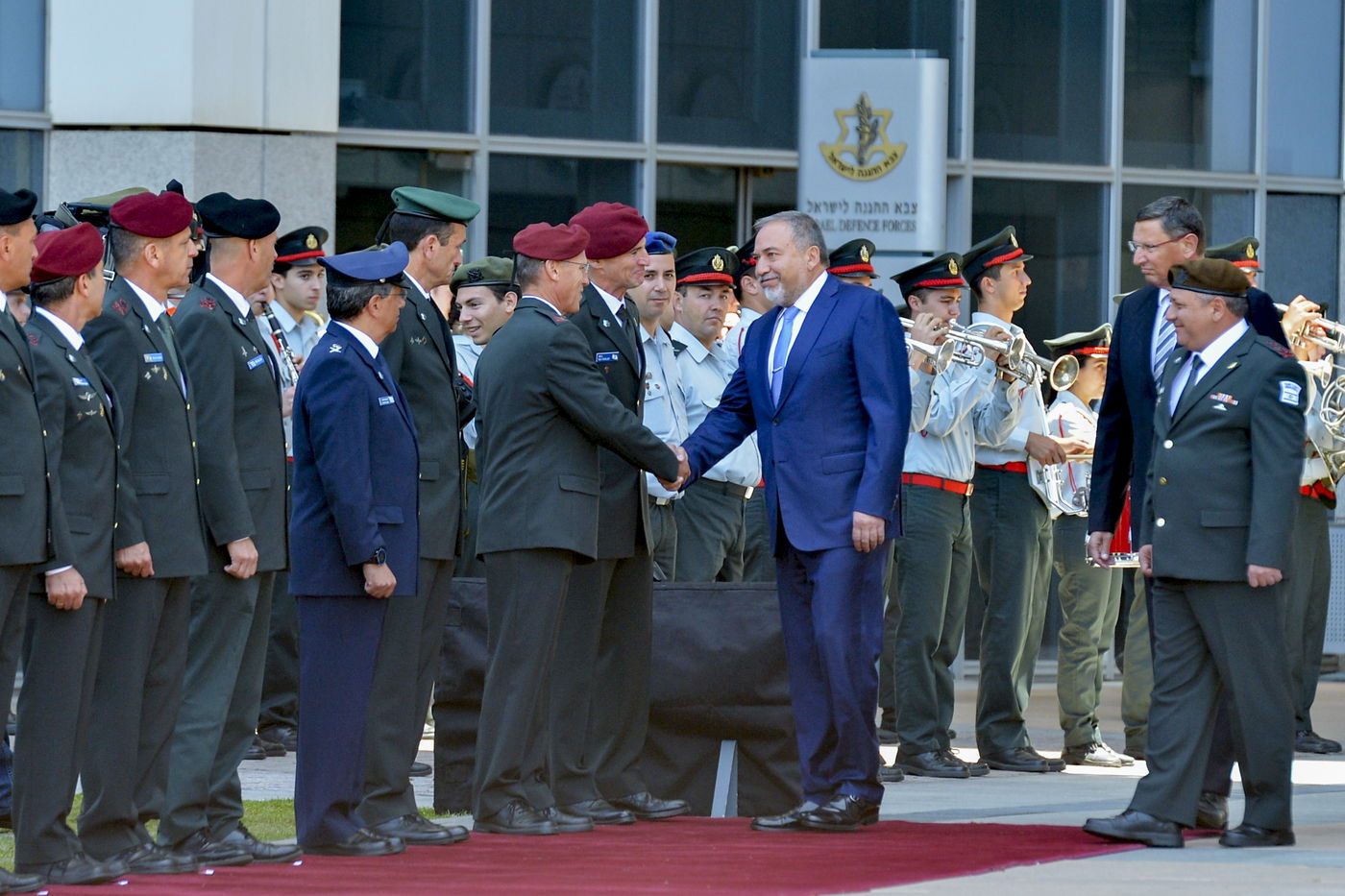 איווט ליברמן נכנס לתפקידו במשרד הביטחון