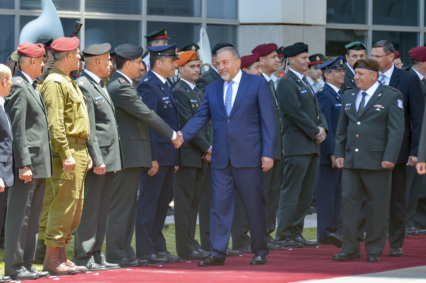 איווט ליברמן נכנס לתפקידו במשרד הביטחון