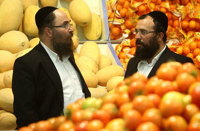 אברום מרגלית (ימין) ואריה בוים, הבעלים של "אושר עד".