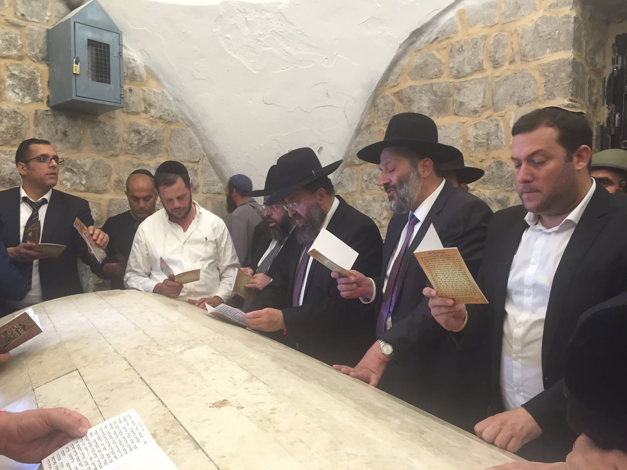 מתפללים בציון הקדוש