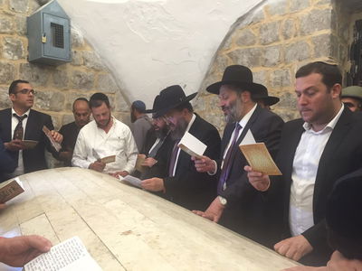 מתפללים בציון הקדוש