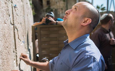 נפתלי בנט ליד "קיר התמך", כלשונו