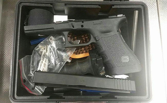 הנשק בתוך התיק