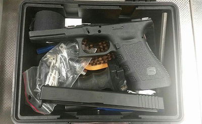 הנשק בתוך התיק