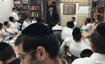 צפו: כשהרב הראשי מסר חבורה לבני ישיבת מיר