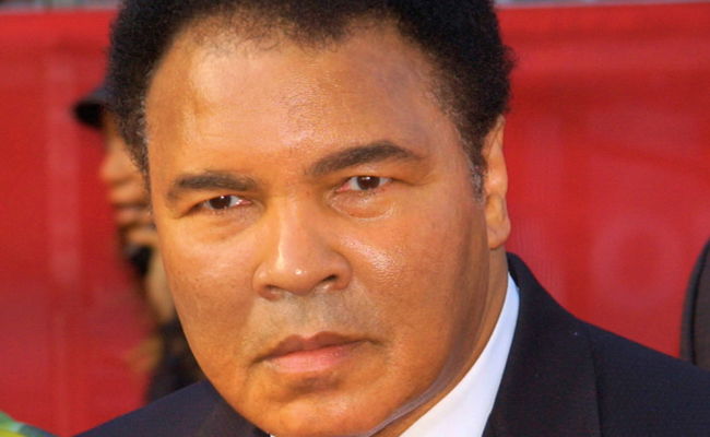 לאחר שסבל מפרקינסון: מוחמד עלי מת בגיל 74