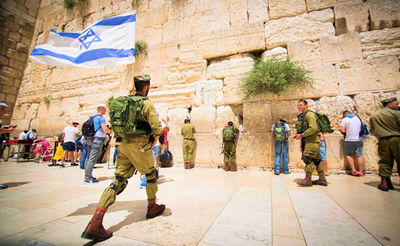 החיילים החרדים בכותל