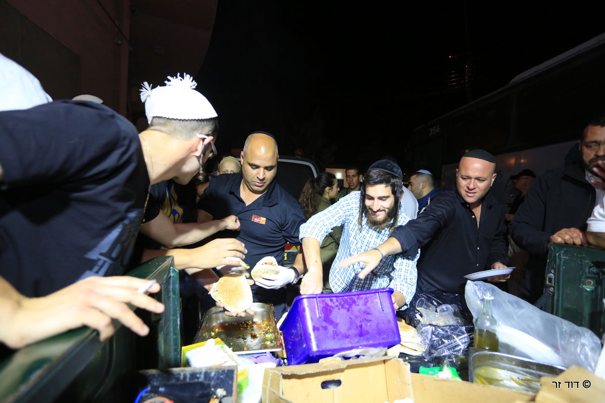 דוד זר נכנס לקבר יוסף. זה מה שהוא תיעד