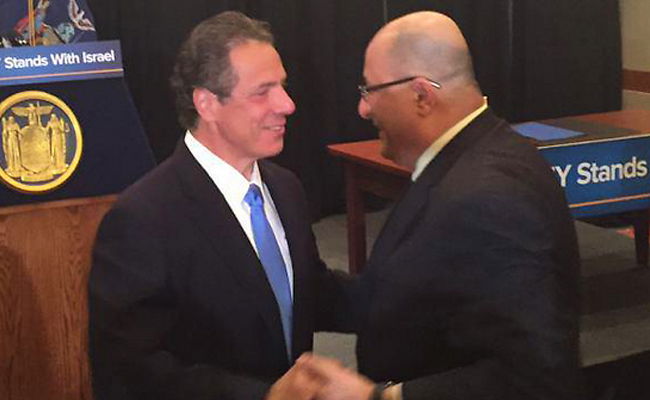 הקונסול הכללי בניו יורק עידו אהרוני ואנדרו קומו