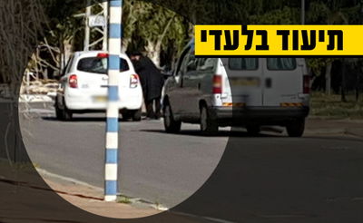 בתמונה: הרב אשכנזי מוחה בנהגת חובשת מטפחת