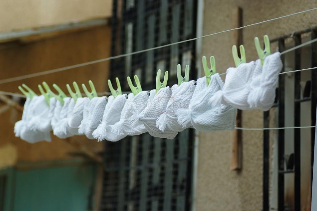 כיפות תלויות לאחר כביסה. רק בירושלים